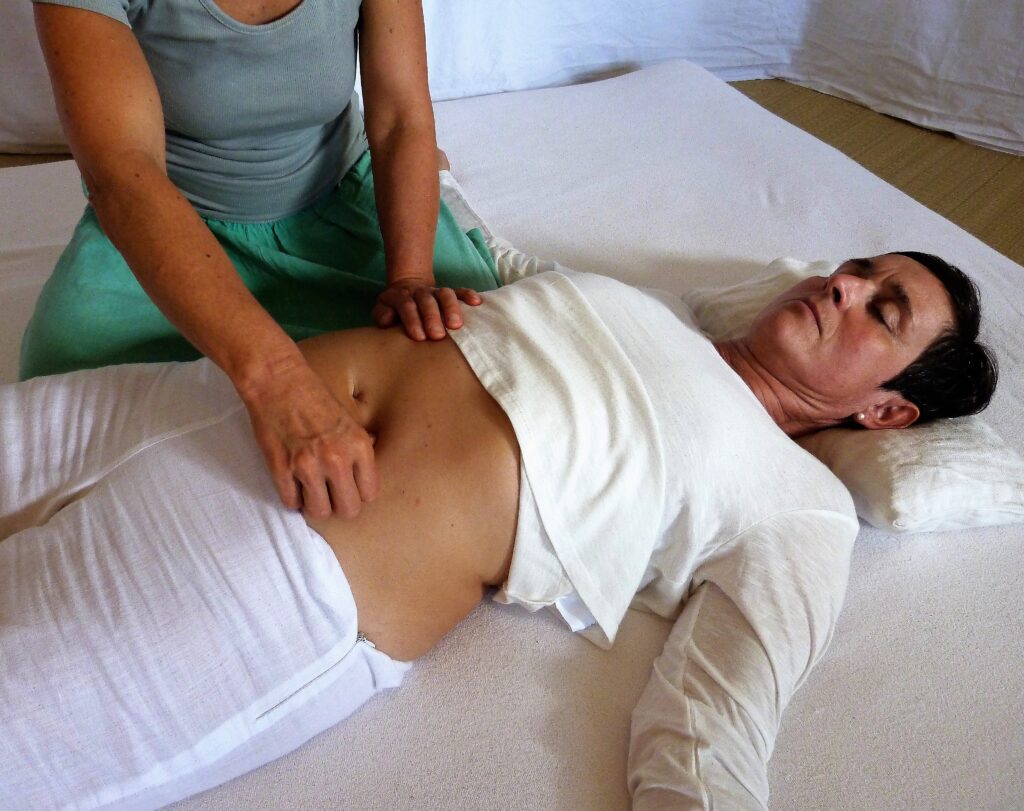 Cours d’initiation au Massage du ventre Chi Nei Tsang (CNT), massage énergétique des organes internes. Module Feu (Coeur/Intestin grêle/nombril)