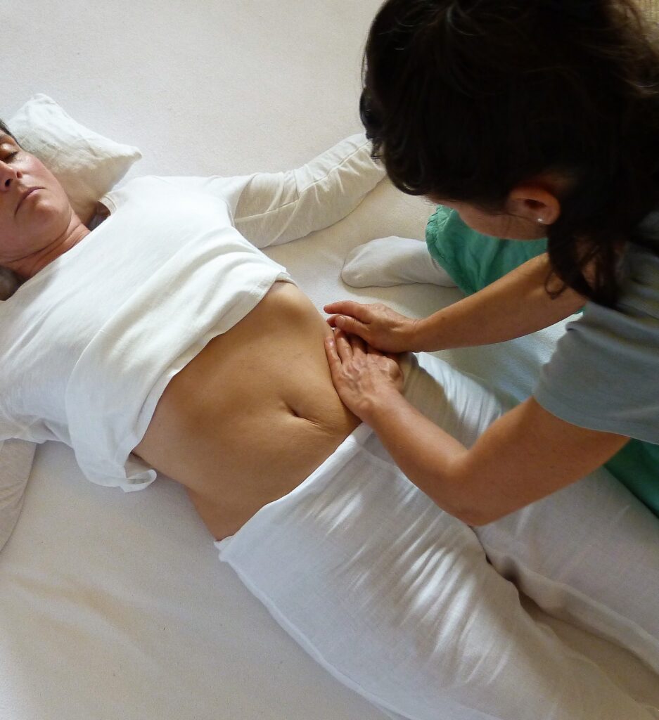 Cours d’initiation au Massage du ventre Chi Nei Tsang (CNT), massage énergétique des organes internes. Métal (Poumons/Gros Intestin)